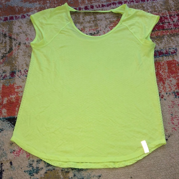 Under Armour Tops - 🧜🏼‍♀️3 for $15 item!🧜🏼‍♀️ Under Armour tee